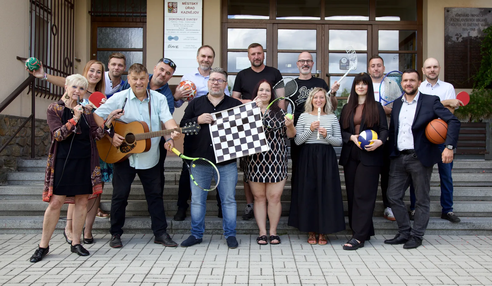 Kandidáti Hrajeme pro Kaznějov se sportovními a kulturními rekvizitami