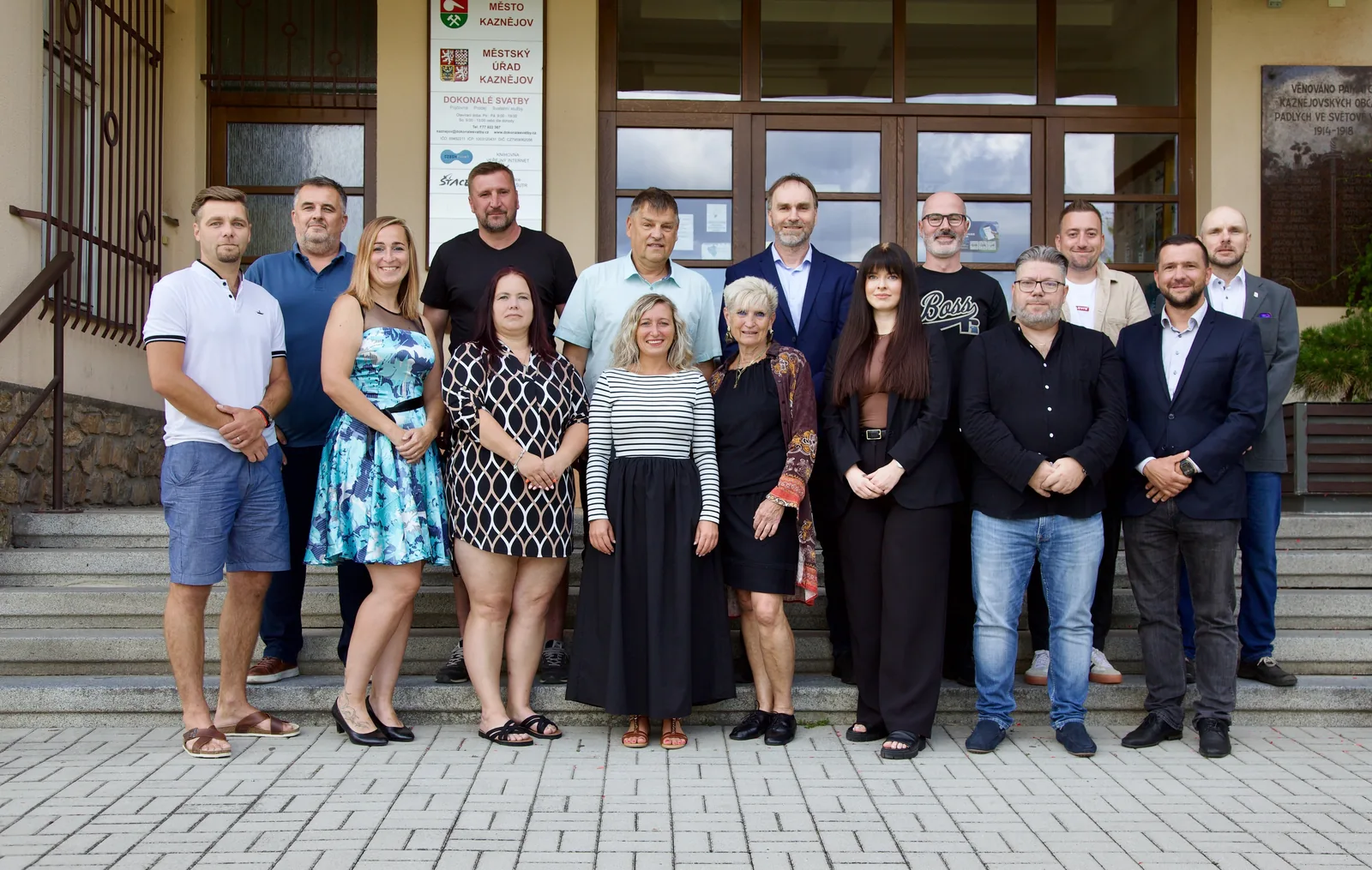 Společná fotografie kandidátů Hrajeme pro Kaznějov